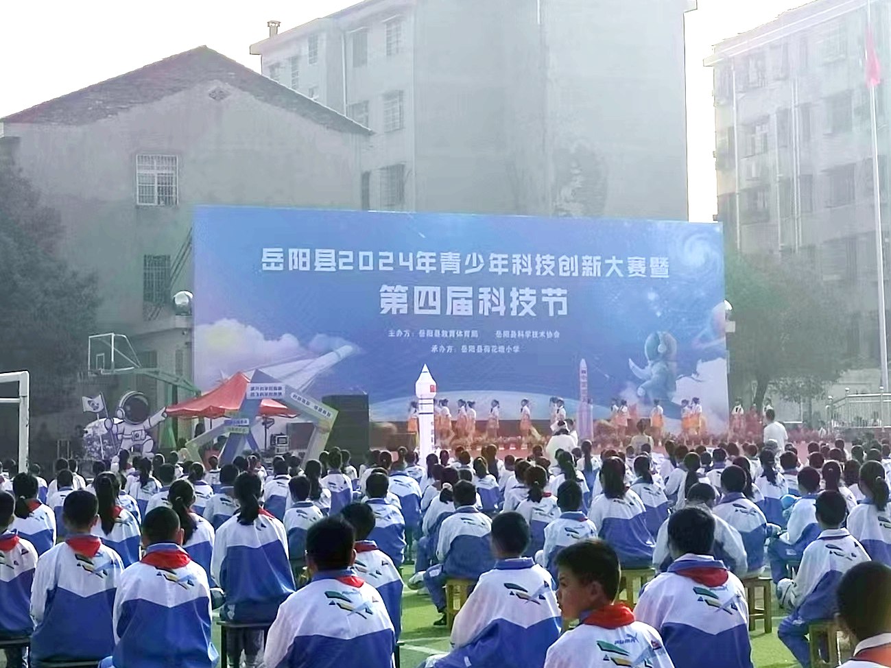 赢博（中国）Yingbo·官方网站宣传车亮相“岳阳县2024年青少年科技创新大赛暨第四届科技节”